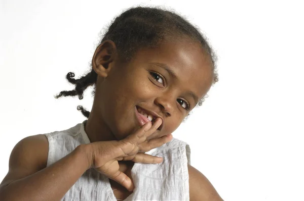 Πορτρέτο του μια αφρικανική νεαρή κοπέλα σε λευκό — Φωτογραφία Αρχείου