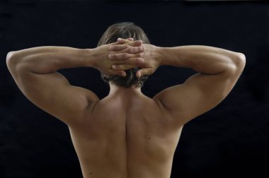 Çıplak adam ellerinizi başınızın koyun