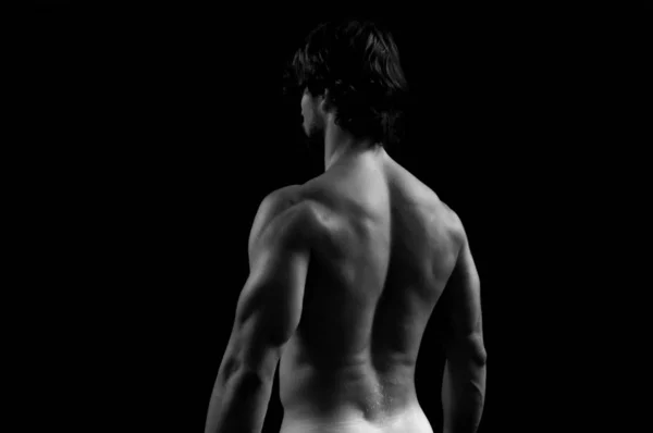 Studiio fotografi av en man med hans rygg, svart och vitt — Stockfoto