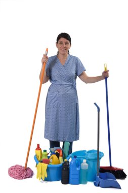 Temizlikçi kadın beyaz arka plan üzerinde