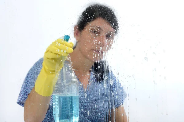 Femme nettoyage verre sur blanc — Photo