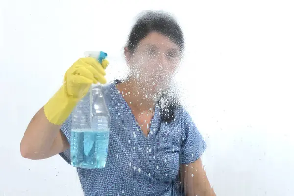 Mulher limpeza de vidro no branco — Fotografia de Stock