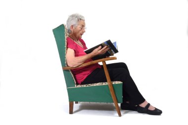 Üst düzey kadın beyaz bir kitap okuma