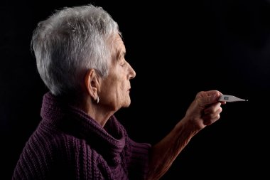 Termometre ile üst düzey kadın