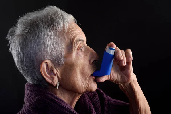 Senior woman with inhaler — Stock Photo, Image