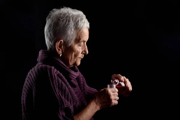 Oude vrouw nemen siroop — Stockfoto