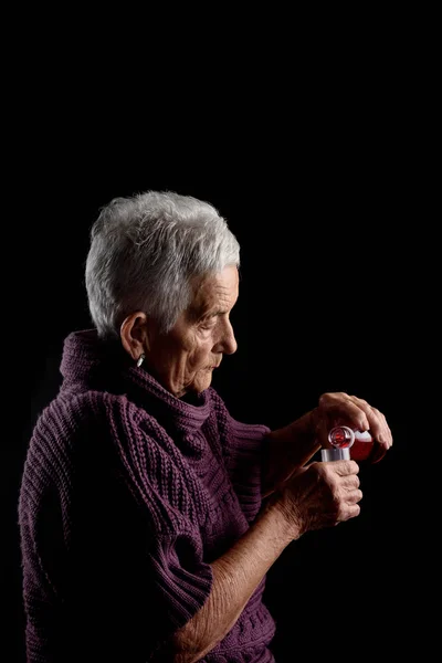Mulher velha tomando xarope — Fotografia de Stock