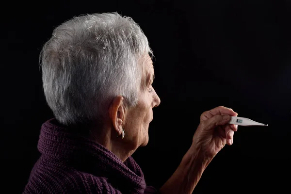 Senior vrouw met thermometer — Stockfoto