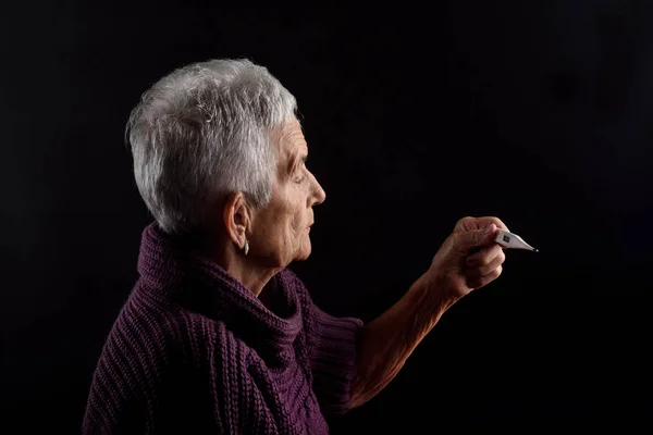 Femme âgée avec thermomètre — Photo