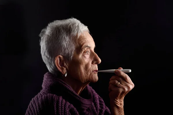 Mulher idosa com termômetro — Fotografia de Stock