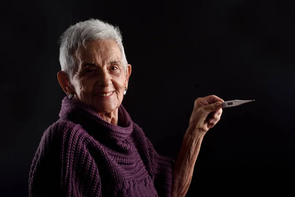 Femme âgée avec thermomètre — Photo
