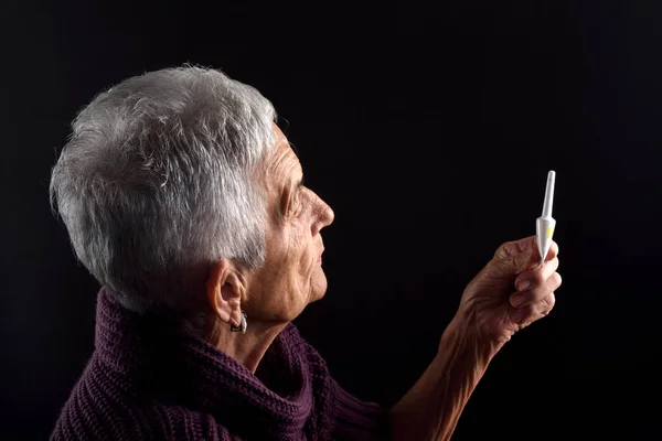 Senior vrouw laxeermiddel op zwart — Stockfoto