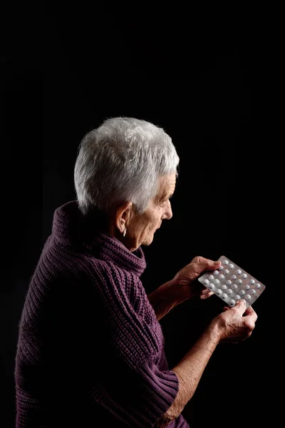 Senior vrouw met blister medicijnen — Stockfoto