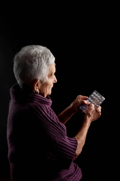 Mujer mayor con medicamentos para ampollas — Foto de Stock