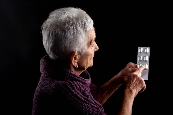 Mujer mayor con medicamentos para ampollas — Foto de Stock