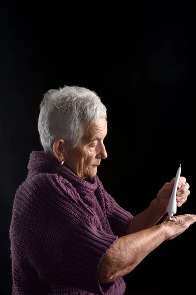 Femme âgée avec pommade — Photo