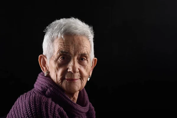 Retrato de una mujer mayor — Foto de Stock