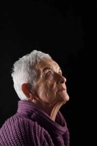 Пожилая женщина смотрит вверх — стоковое фото