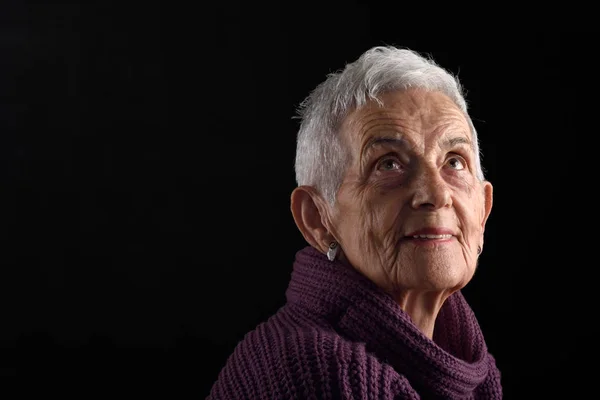 Senior vrouw opzoeken — Stockfoto