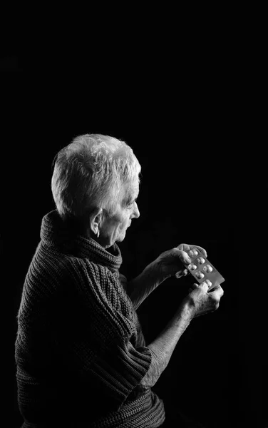 Mulher idosa com medicamentos blister — Fotografia de Stock