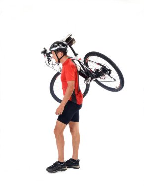 Bisikletçi dağ bisikleti üzerinde beyaz