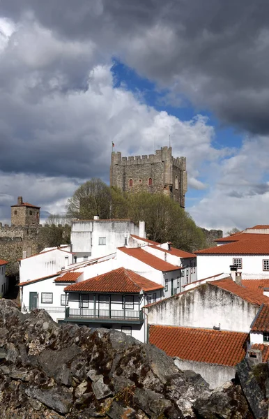 Castillo y casas en la fortaleza de Braganca, Trs-os-Montes , — Foto de Stock