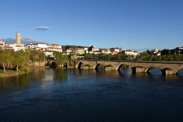 Staden och romanska bron Mirandela, Tras-os-Monte — Stockfoto