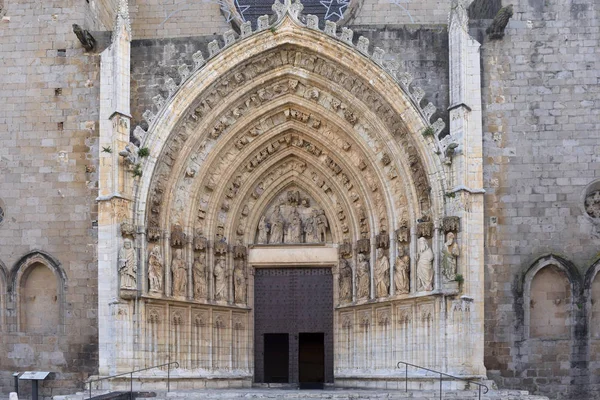 カステッロ d Em のサンタマリアのゴシック様式の大聖堂の入り口 — ストック写真