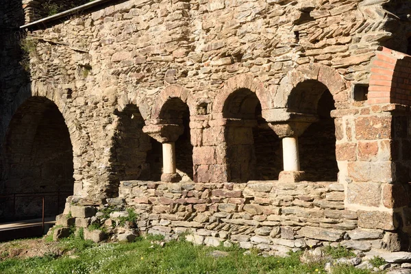 Chiostro romanico del Monastero di Sant Quirze de Colera, Alt Emporda, provincia di Girona, Spagna — Foto Stock
