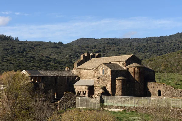 Antigo mosteiro romanesco (final do século VIII) Sant Quirze de Colera, Alt Emporda, província de Girona, Catalunha, Espanha — Fotografia de Stock