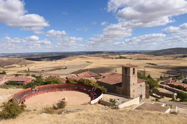 Býčí aréna a Santa Maria del Rey, církev, Atienza Guadalajara provincie Castilla-La Mancha, Španělsko — Stock fotografie