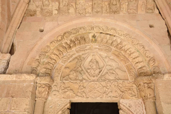 Entrée de l'église de Nuestra Senora de la Pena, (XIIe siècle) Romane, Sepulveda. Province de Ségovie, Espagne — Photo
