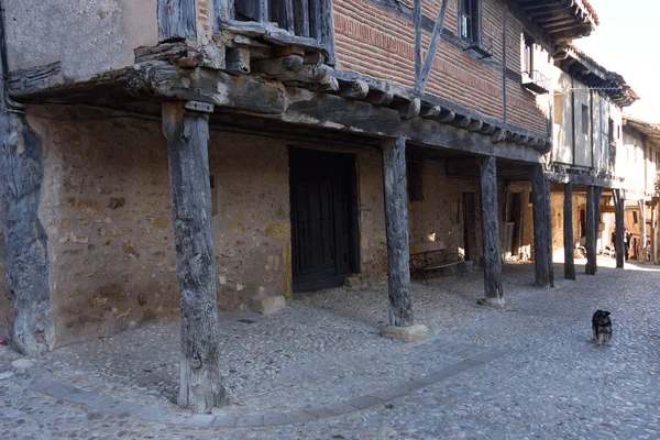 Boog van de middeleeuwse dorp van Calatanazor, Soria provincie, Castilla-León, Spanje — Stockfoto