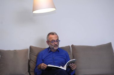 rahatlatıcı ve kanepede okuma adam