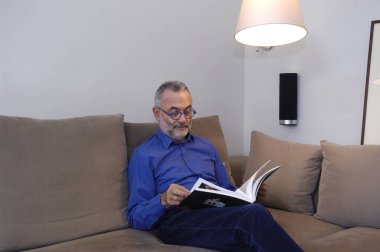 rahatlatıcı ve kanepede okuma adam