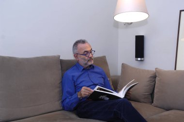 rahatlatıcı ve kanepede okuma adam