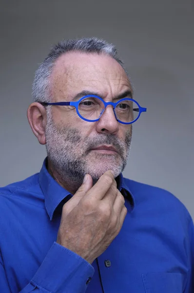 Mężczyzna w średnim wieku z niebieską koszulę i okulary — Zdjęcie stockowe