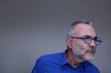 gözlük ve mavi gömlek bakıyorsun adam,