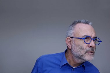 gözlük ve mavi gömlek bakıyorsun adam,