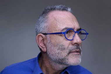 gözlük ve mavi gömlek bakıyorsun adam,