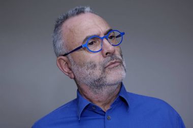 gözlük ve mavi gömlek bakıyorsun adam,