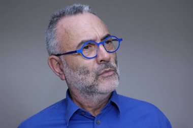 gözlük ve mavi gömlek bakıyorsun adam,