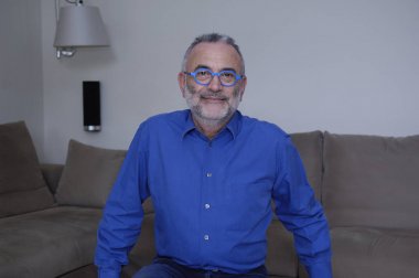 gözlük ve mavi gömlek bakıyorsun adam,