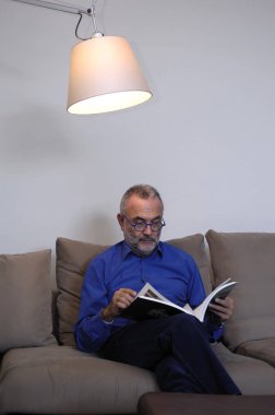 rahatlatıcı ve kanepede okuma adam