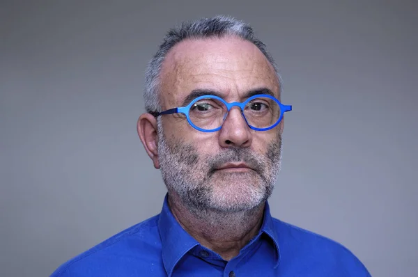 Uomo di mezza età con camicia blu e occhiali — Foto Stock