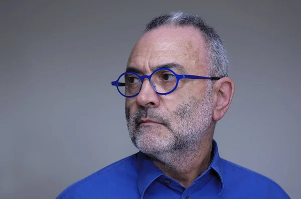 Hombre de mediana edad con camisa azul y gafas — Foto de Stock