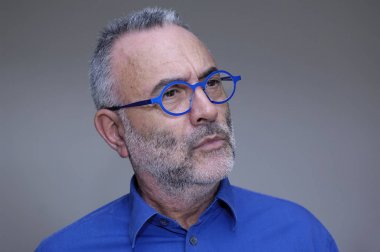 Orta yaşlı adam mavi gömlek ve gözlük