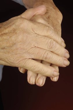 yaşlı kadının elleri siyah