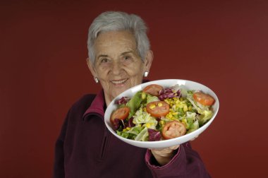 Salata ile üst düzey kadın