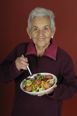 Salata ile üst düzey kadın